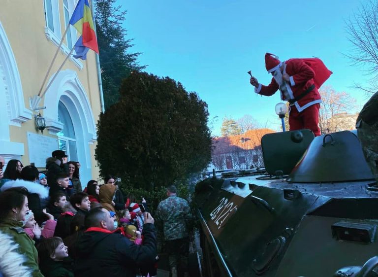 Apariție spectaculoasă a lui Moș Crăciun în fața copiilor militarilor de la „Mihai Vitezul”